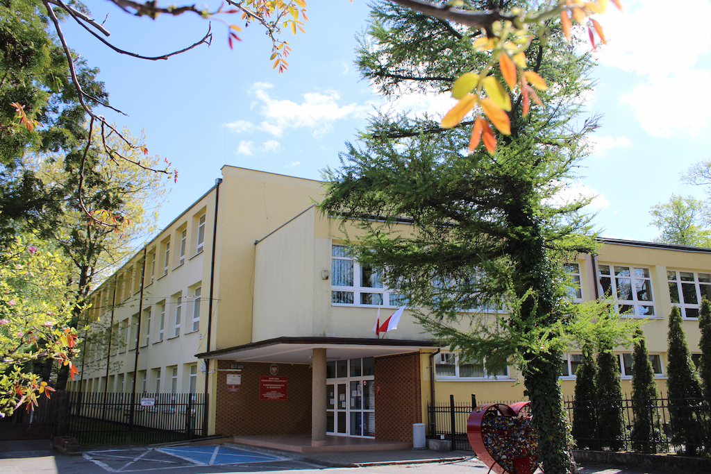 Budynek Zespołu Szkół Technicznych i Licealnych nr 2 w Grodzisku Mazowieckim.