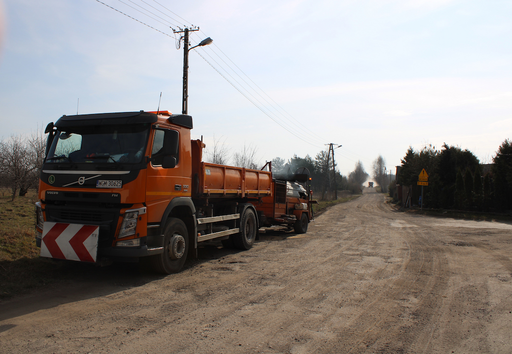 Droga w trakcie rozbudowy. Po lewej stronie pomarańczowa ciężarówka.